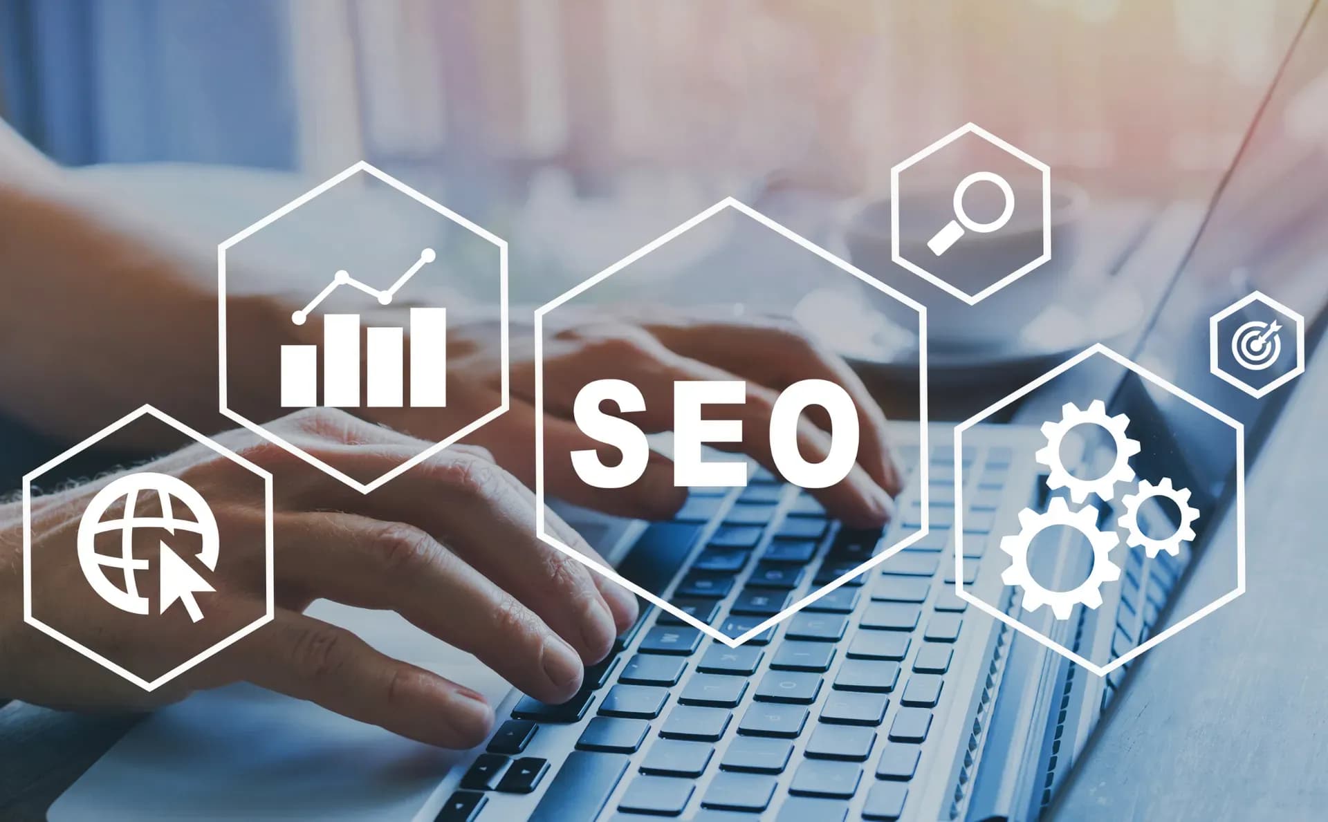 SEOのアイコンとノートパソコンを操作する手元のイメージ