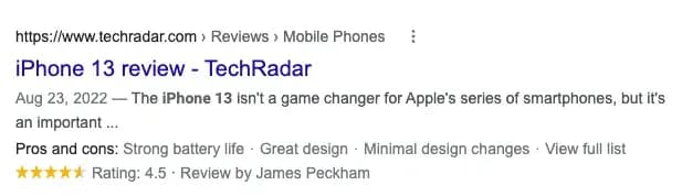 TechRadarの「iPhone 13 review」記事がGoogle検索結果に表示され、評価やレビューが表示された画面