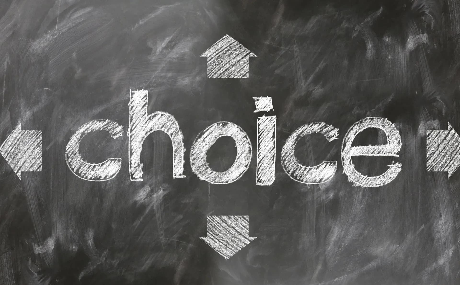 黒板に書かれた「choice」の文字（選択のイメージ）